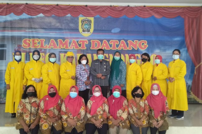 Pelayanan safari KB dalam rangka HARGANAS (Hari Keluarga Nasional) di Kecamatan Karangnongko