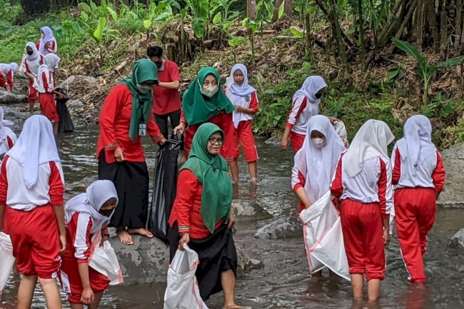 Kegiatan Bersih - Bersih Sungai Poitan Dari SMP Negri 2 Karangnongko