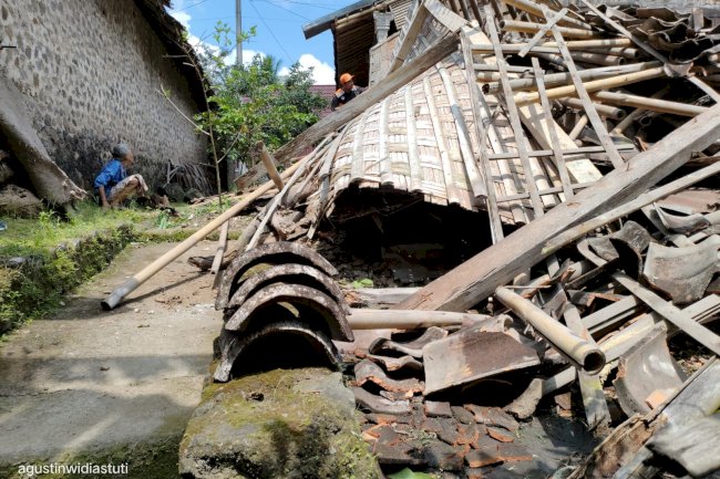 Penyerahan Bantuan Bencana Angin Ribut Kepada Warga Tegal Ombo Desa Karangnongko
