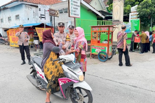Camat Karangnongko Bersama Forkopimcam, KUA, dan Puskesmas Bagikan 100 Bungkus Takjil untuk Masyarakat