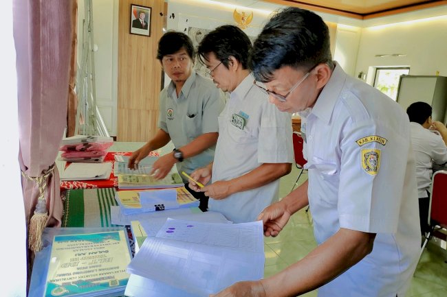 Tim Kecamatan Karangnongko Laksanakan Monitoring dan Evaluasi Administrasi dan Keuangan Desa Jagalan