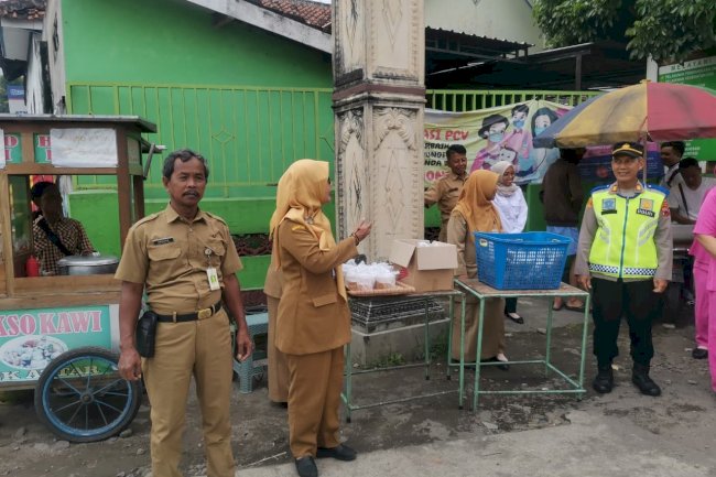 Sinergi Kecamatan dan Polsek Karangnongko dalam Pembagian Takjil Ramadhan 2026