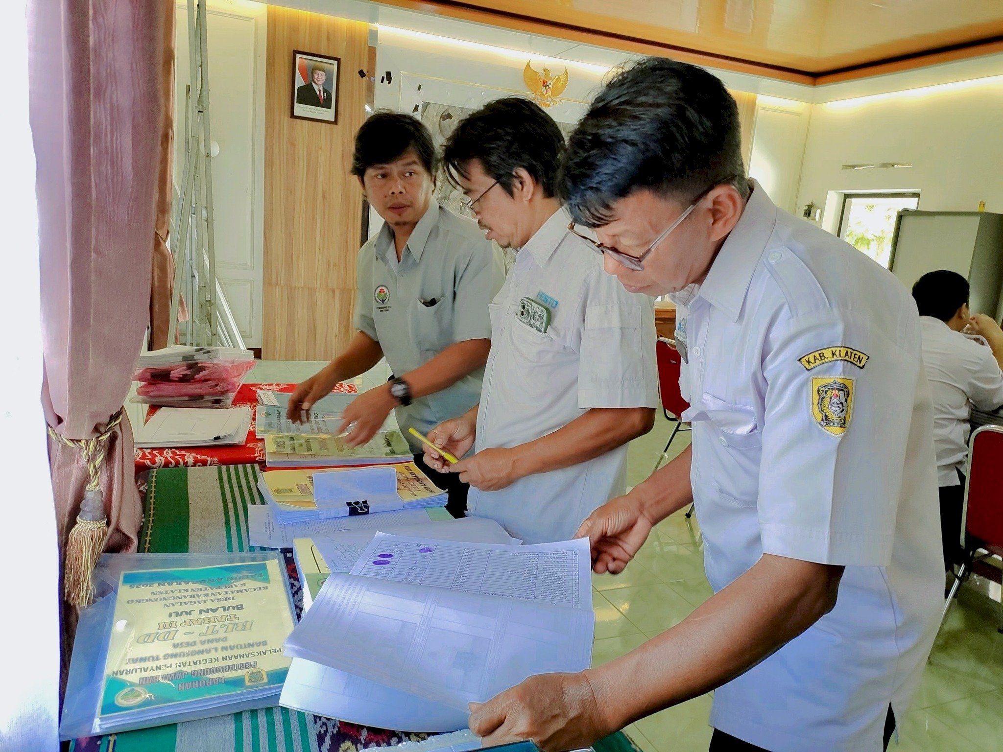 Tim Kecamatan Karangnongko Laksanakan Monitoring dan Evaluasi Administrasi dan Keuangan Desa Jagalan