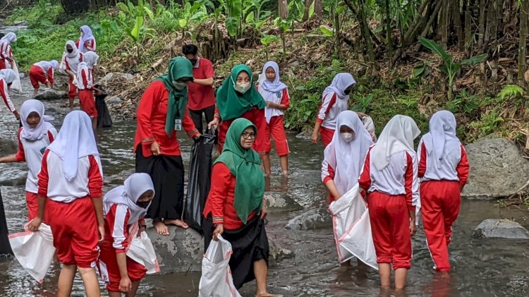 Kegiatan Bersih - Bersih Sungai Poitan Dari SMP Negri 2 Karangnongko