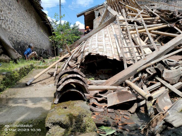 Penyerahan Bantuan Bencana Angin Ribut Kepada Warga Tegal Ombo Desa Karangnongko