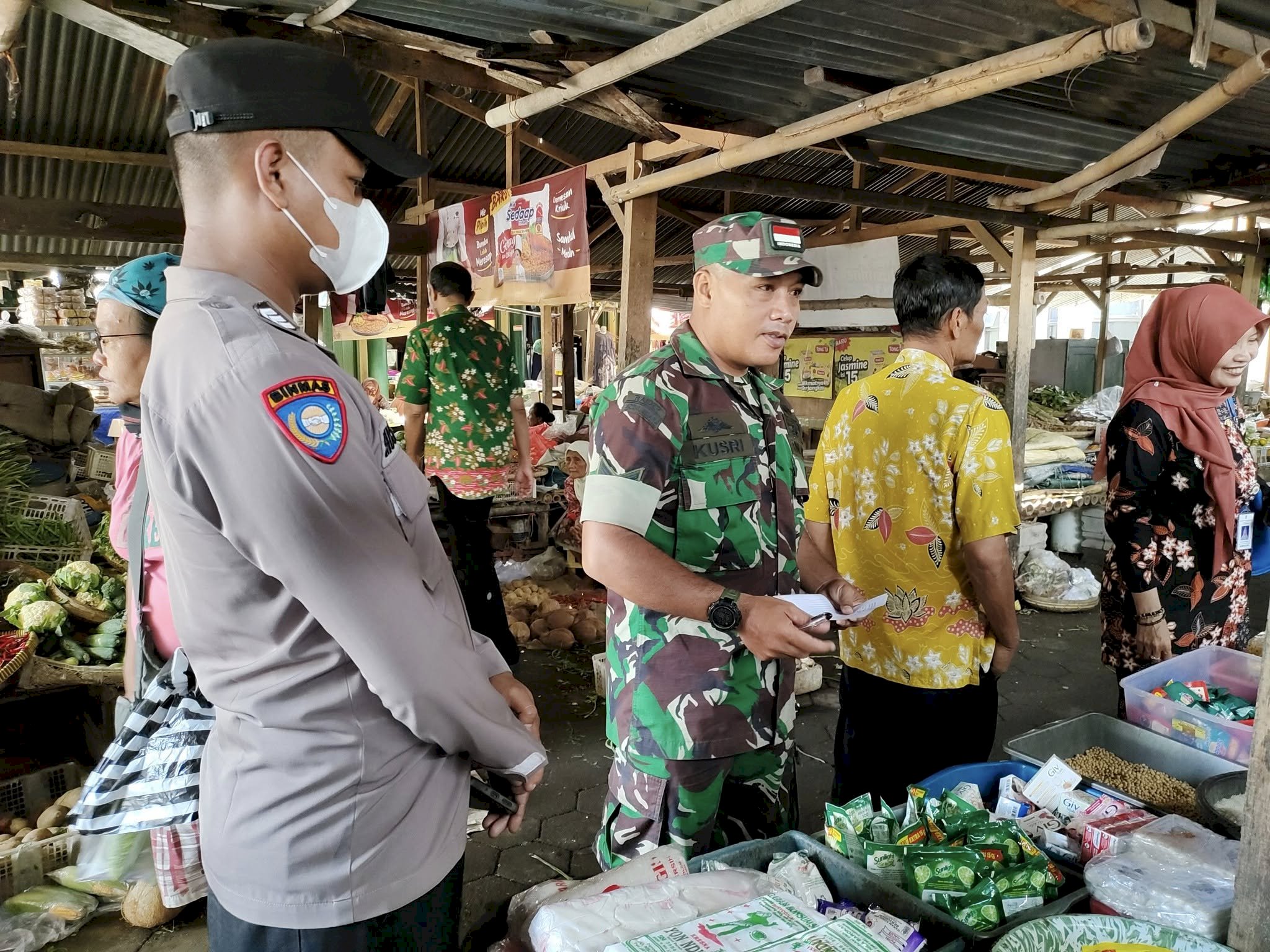 Forkopimcam dan Puskesmas Karangnongko Gelar Sidak Pangan Serentak di Pasar Puluhwatu Menjelang Lebaran